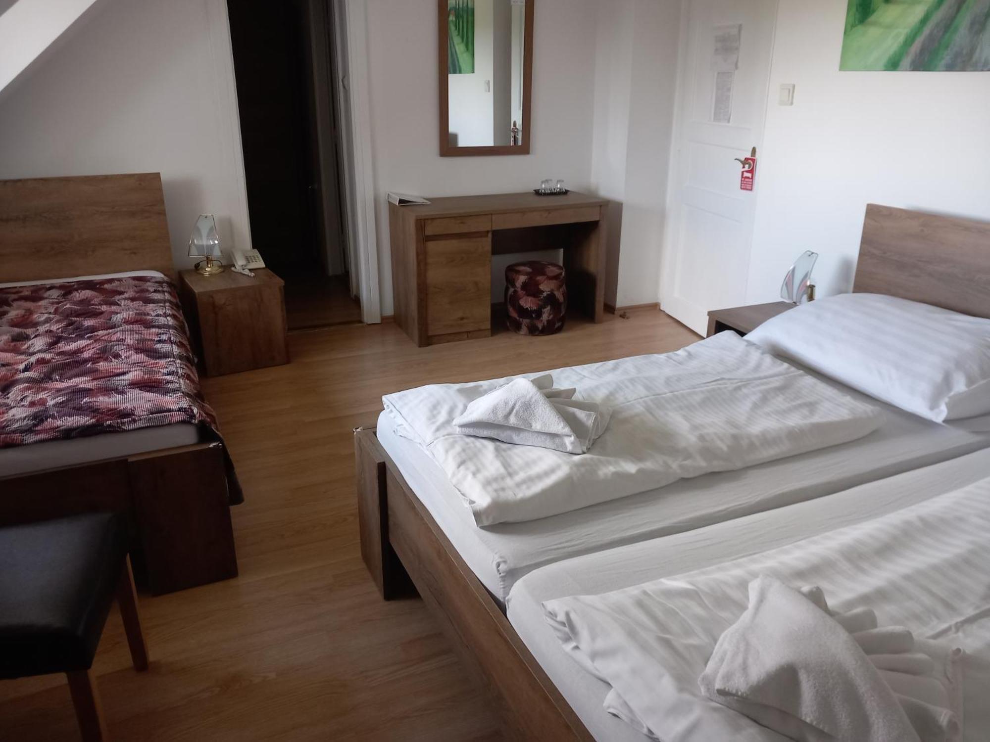 Hotel Familia Zamardi Bilik gambar